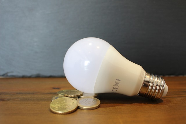 dicas de economia de energia foto ilustrando uma lâmpada e a economia